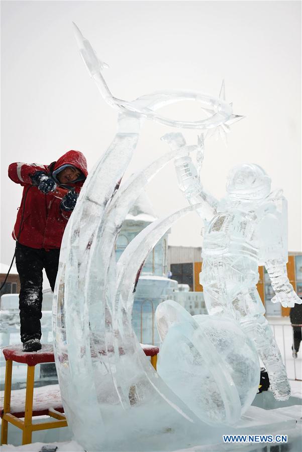 CHINA-HEILONGJIANG-HARBIN-ICE SCULPTURE (CN)