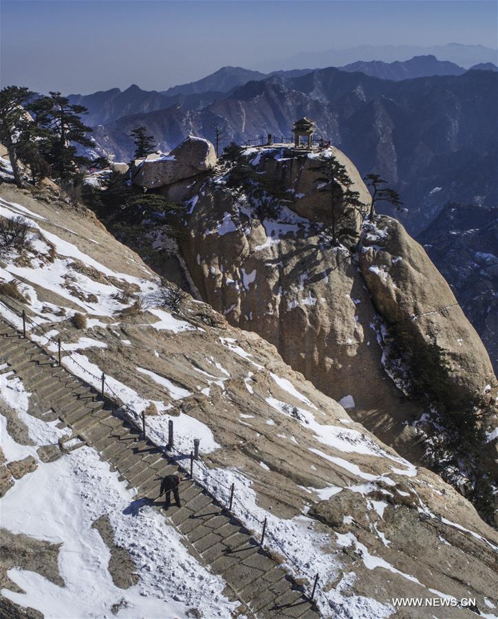 CHINA-SHAANXI-WEINAN-HUASHAN MOUNTAIN-SNOW CLEARING (CN)