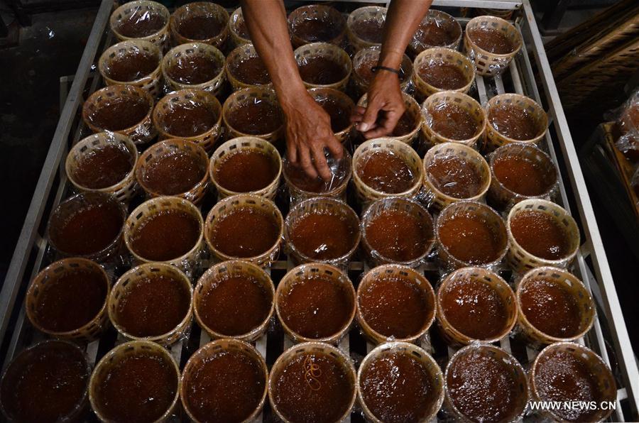 INDONESIA-BANDUNG-TRADITIONAL SNACK-CHINESE NEW YEAR