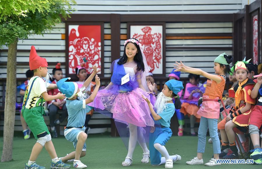 #CHINA-HEBEI-PRIMARY SCHOOL-FASHION SHOW WITH WASTES(CN)