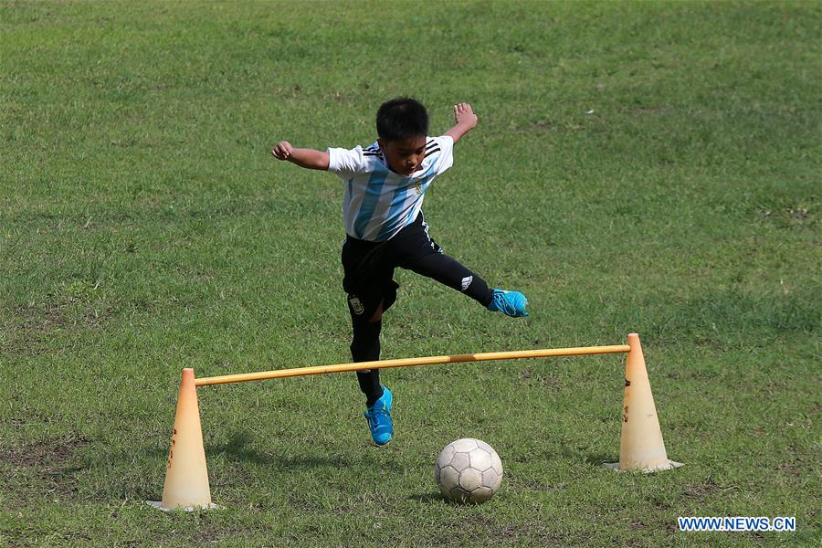 (SP)PHILIPPINES-QUEZON CITY-FOOTBALL-CHILDREN