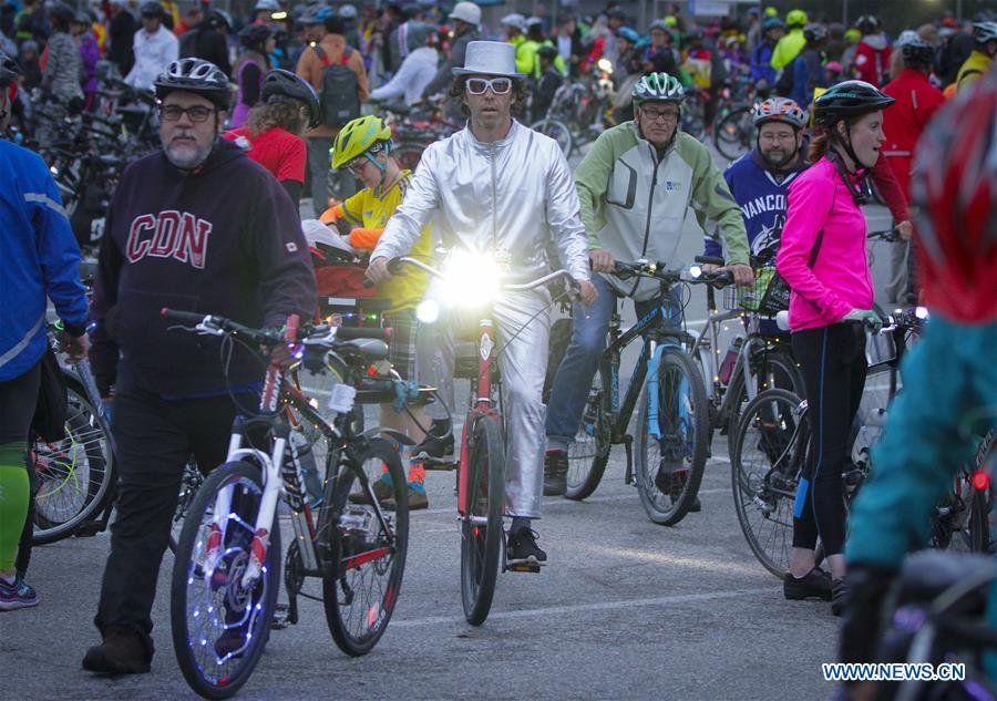 CANADA-VANCOUVER-BIKE THE NIGHT