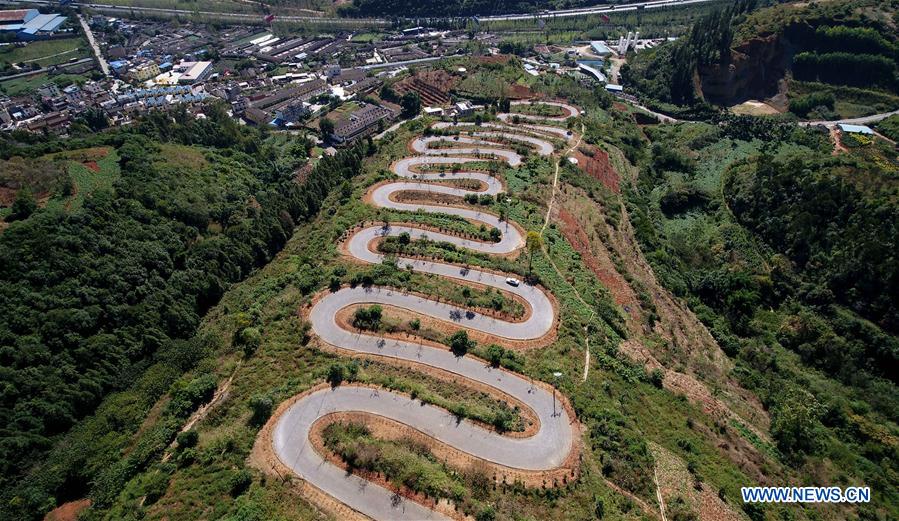 CHINA-YUNNAN-WINDING ROAD-SCENERY (CN)