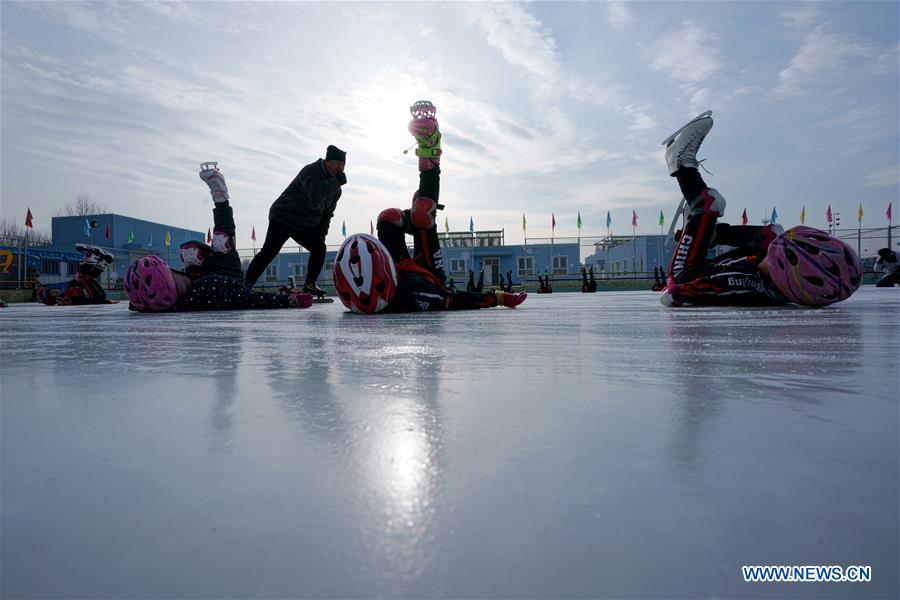 (SP)CHINA-BEIJING-YANQING-PRIMARY SCHOOL STUDENTS-SKATING(CN)