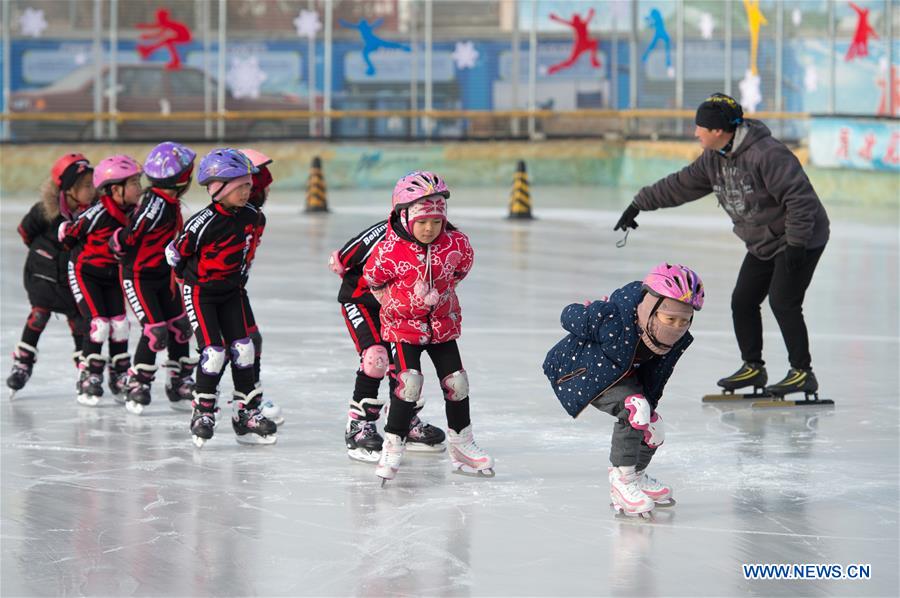 (SP)CHINA-BEIJING-YANQING-PRIMARY SCHOOL STUDENTS-SKATING(CN)