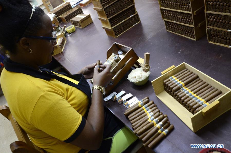 CUBA-HAVANA-FACTORY-CIGAR