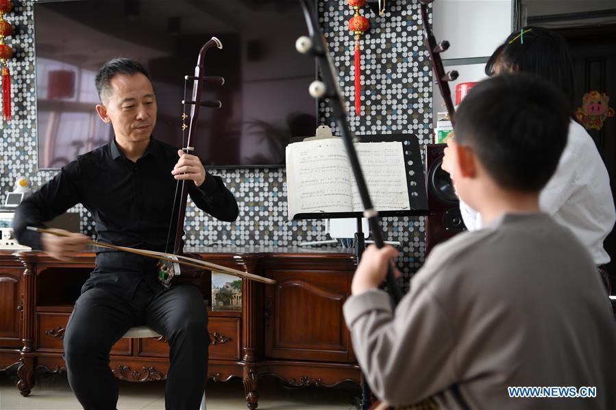 CHINA-GANSU-MUSICAL INSTRUMENTS-ERHU (CN)