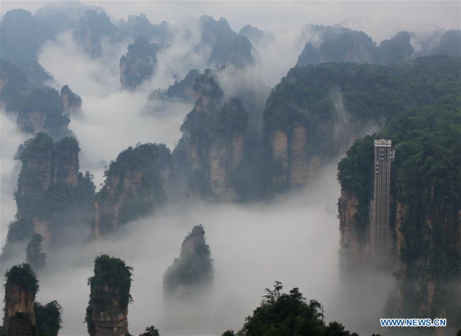 #CHINA-HUNAN-ZHANGJIAJIE-CLIFFSIDE ELEVATOR-FOG (CN)