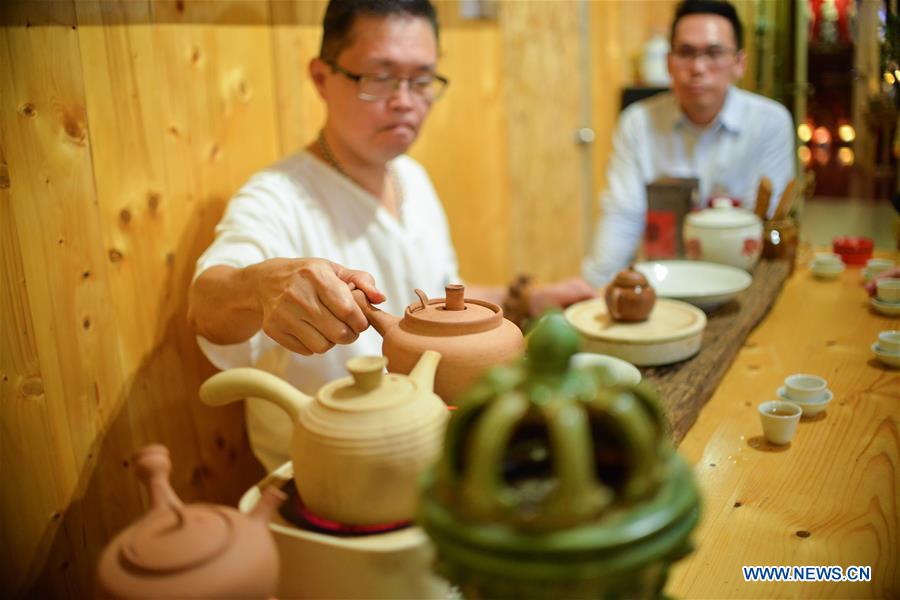 MALAYSIA-KUALA LUMPUR-TEA MASTER