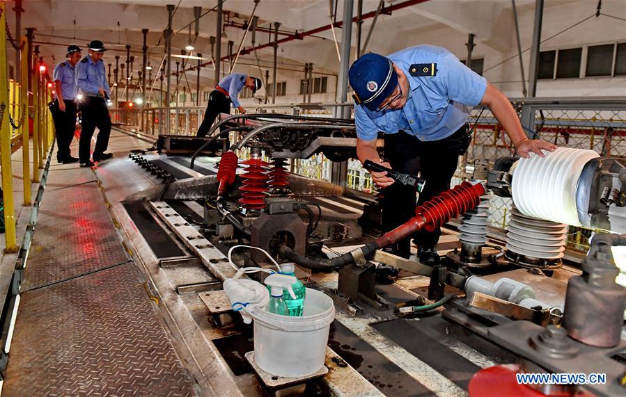 CHINA-FUJIAN-RAILWAY-SECURITY CHECK-RAINY WEATHER (CN)