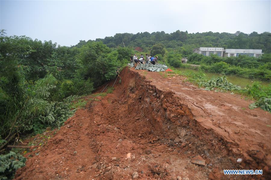 CHINA-HUNAN-XIANGTAN-FLOOD FIGHTING (CN)