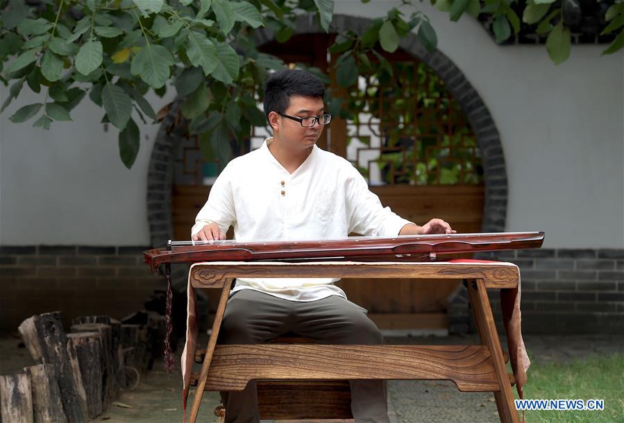 CHINA-HENAN-LANKAO-"GUQIN" MAKER (CN)