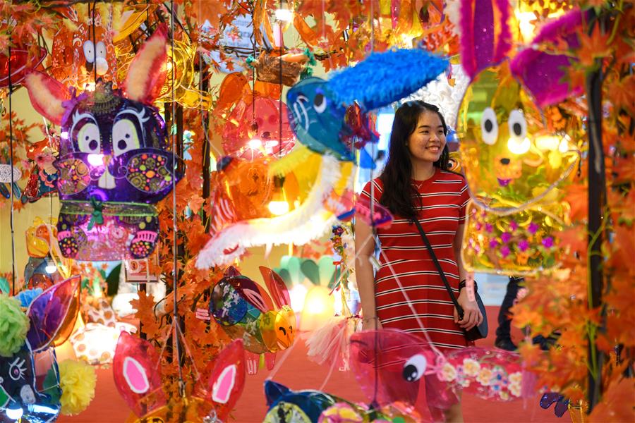 MALAYSIA-KUALA LUMPUR-MALL-DECORATIONS