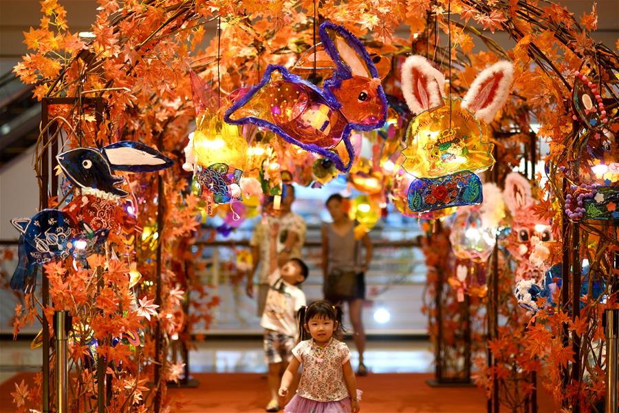 MALAYSIA-KUALA LUMPUR-MALL-DECORATIONS