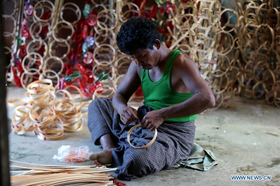 MYANMAR-YANGON-FESTIVAL-LANTERN MARKET