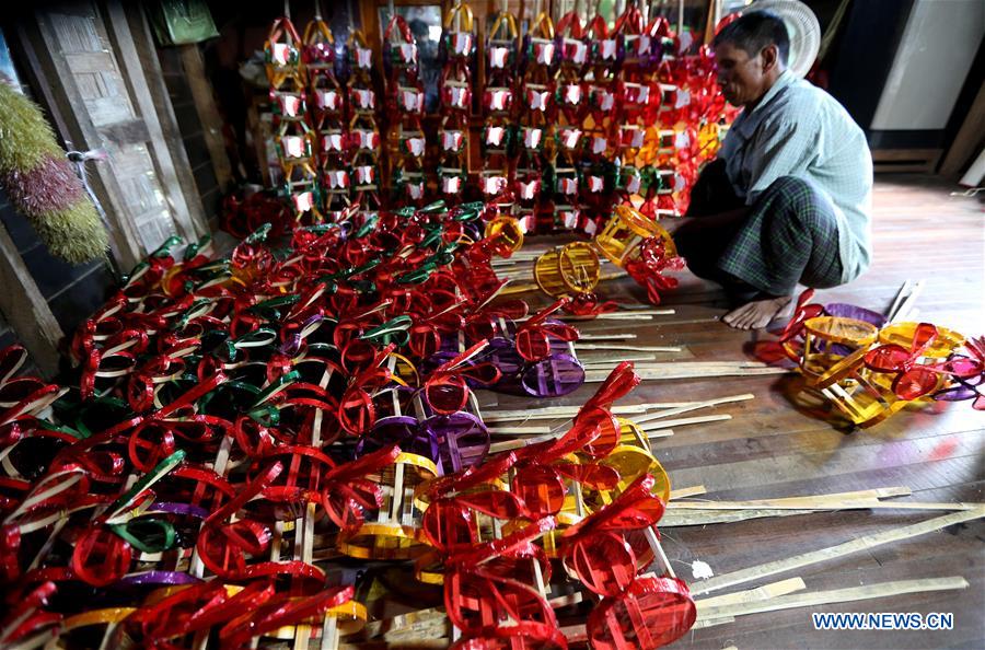 MYANMAR-YANGON-FESTIVAL-LANTERN MARKET