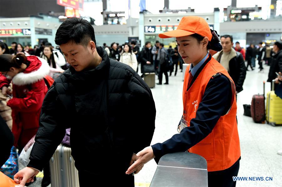 CHINA-SPRING FESTIVAL-TRAVEL RUSH-SERVICE STAFF (CN)