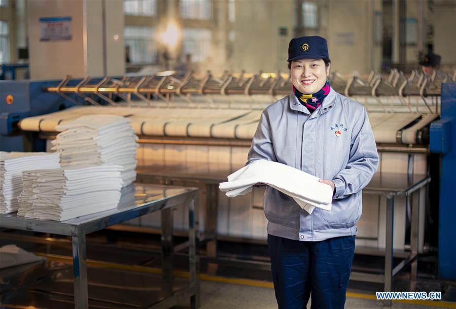 CHINA-HUBEI-SPRING FESTIVAL TRAVEL RUSH-WORKERS BEHIND THE SCENES (CN)