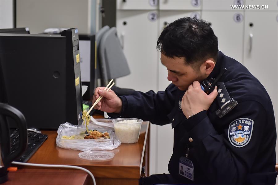 CHINA-BEIJING-BATTLE AGAINST VIRUS-POLICEMAN (CN)