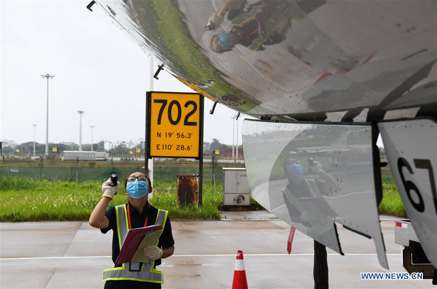 CHINA-HAINAN-HAIKOU-AIRPLANES-FEMALE MAINTENANCE ENGINEERS (CN)