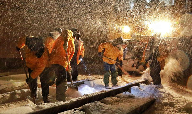 Heavy snowfall hits Urumqi, NW China's Xinjiang