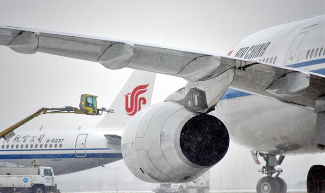 Deicing works underway at Beijing Capital International Airport