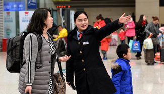 In pics: workers stay at work during Spring Festival