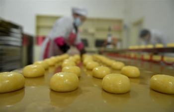 Villagers in China's Hubei cook glutinous rice cakes to greet Spring Festival