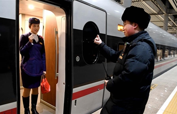 In pics: memorable moments at train platforms during Spring Festival travel rush