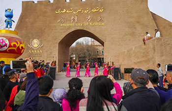 Spring scenery in Xinjiang attracts tourists