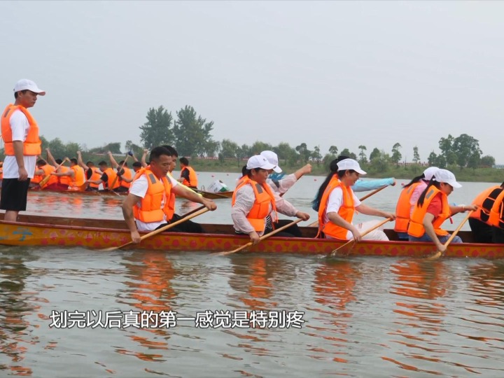 On the Miluo River: How one lady braves the wind and waves