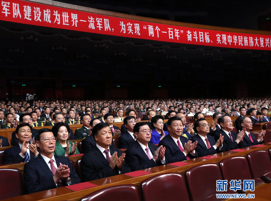 7月28日，庆祝中国人民解放军建军90周年文艺晚会《在党的旗帜下》在北京人民大会堂举行。中共中央总书记、国家主席、中央军委主席习近平和李克强、张德江、俞正声、刘云山、王岐山、张高丽等党和国家领导人，与首都3000多名各界群众一起观看演出。新华社记者 马占成 摄