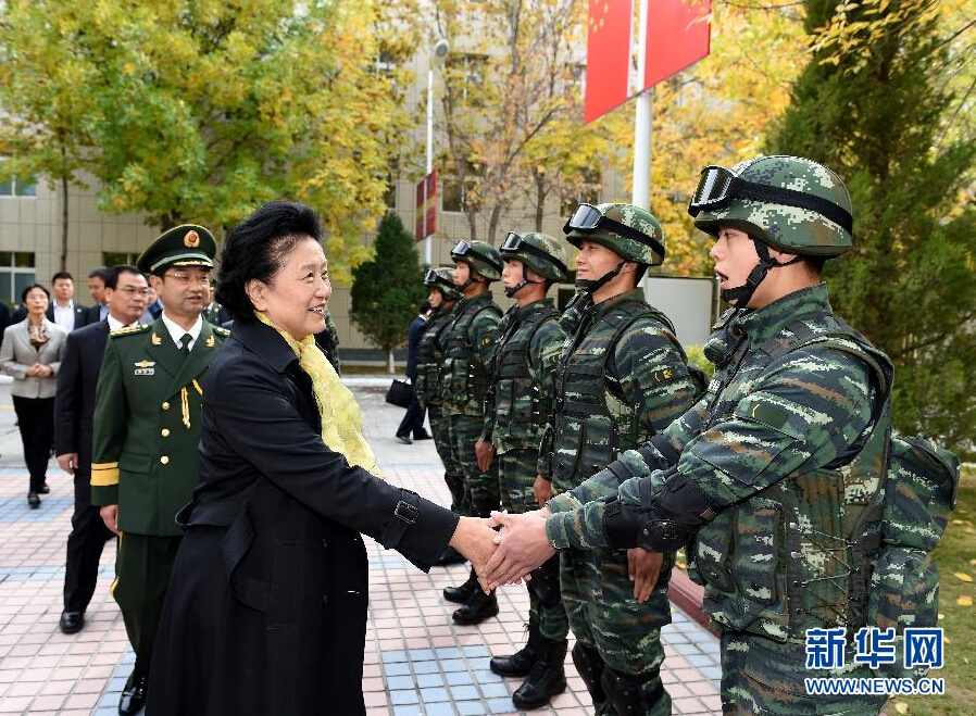 9月28日，中共中央政治局委员、国务院副总理、中央代表团副团长刘延东率中央代表团分团赴阿克苏地区、伊犁哈萨克自治州慰问，与各族干部群众共度节日、共享欢乐。这是刘延东在伊犁武警8660部队驻地慰问官兵。新华社记者张领摄