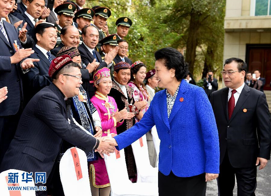 9月28日，中共中央政治局委员、国务院副总理、中央代表团副团长刘延东率中央代表团分团赴阿克苏地区、伊犁哈萨克自治州慰问，与各族干部群众共度节日、共享欢乐。这是刘延东接见伊犁党政军负责同志和各族各界人士、先进模范、援疆干部代表等。新华社记者张领摄