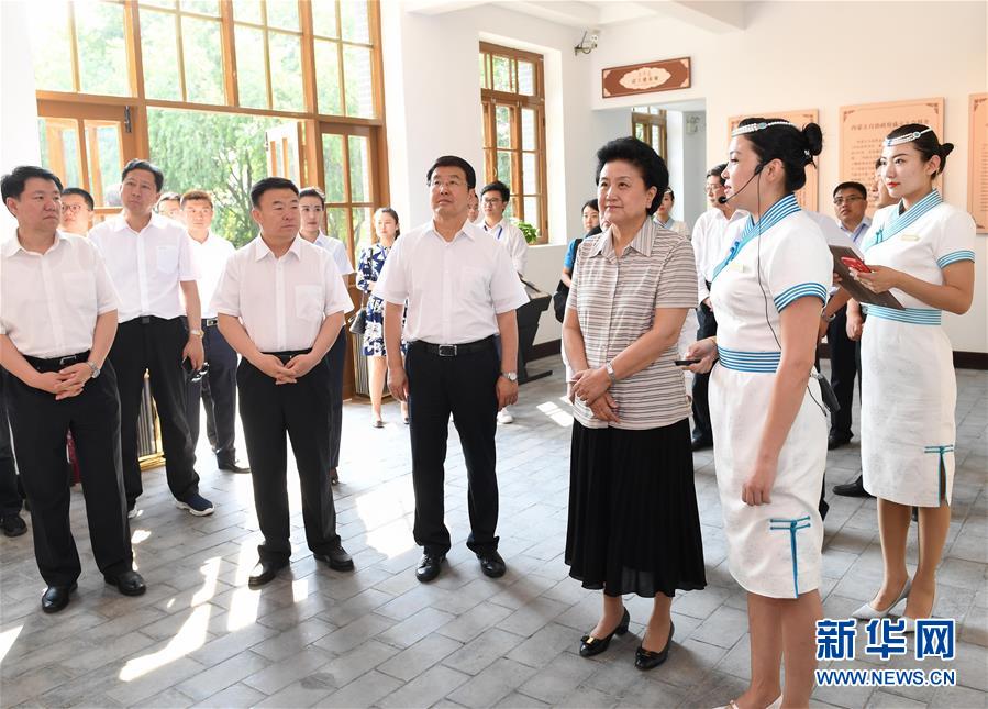 6月25日，全国民族团结进步创建经验交流现场会在内蒙古兴安盟召开，中共中央政治局委员、国务院副总理刘延东出席会议并讲话。在内蒙古期间，刘延东考察内蒙古人民代表会议旧址即“五一会址”，深入社区看望各族干部群众。这是刘延东考察“五一会址”。新华社记者 陈晔华 摄