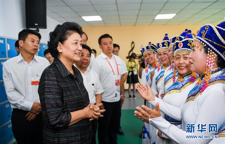 8月11日，中共中央政治局委员、国务院副总理、中央代表团副团长刘延东率中央代表团二分团，看望慰问乌兰察布各族干部群众，转达以习近平同志为核心的党中央的亲切关怀和全国人民的美好祝愿。这是刘延东在考察察哈尔社区时与居民们亲切交谈。新华社记者 连振 摄