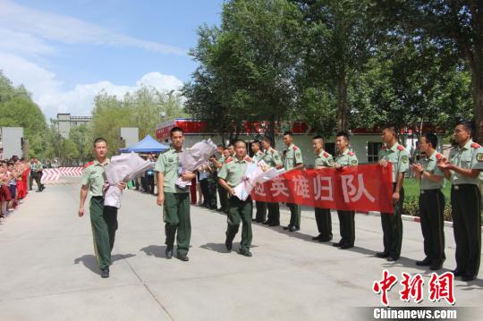 部隊官兵們迎接出院歸來的李運飛(中)和其他消防戰(zhàn)士?！⊥粲?攝