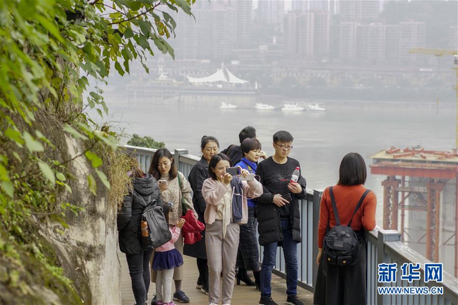 （在習(xí)近平新時(shí)代中國特色社會主義思想指引下——新時(shí)代新作為新篇章·圖文互動(dòng)）（1）激活新動(dòng)能 崛起新高地 塑造山水城——重慶推動(dòng)高質(zhì)量發(fā)展觀察