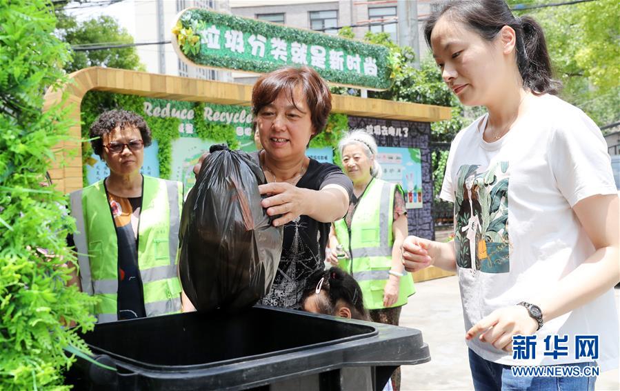 （新華全媒頭條·圖文互動(dòng)）（1）上海“新時(shí)尚”：用“繡花功”解垃圾分類“大難題”