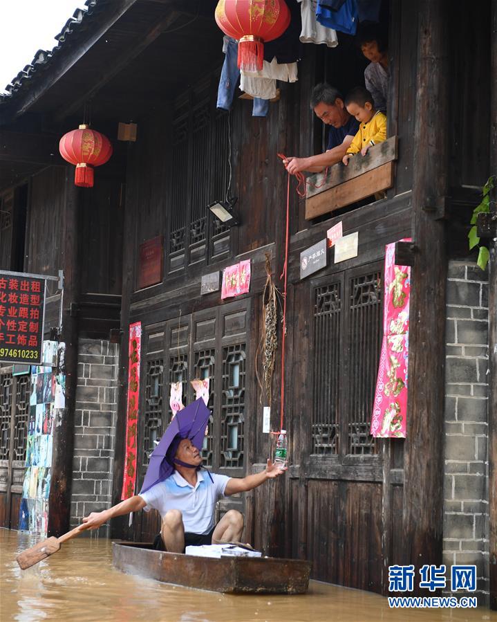 （抗洪搶險·圖文互動）（5）洪水來時，那暖心的民間救援