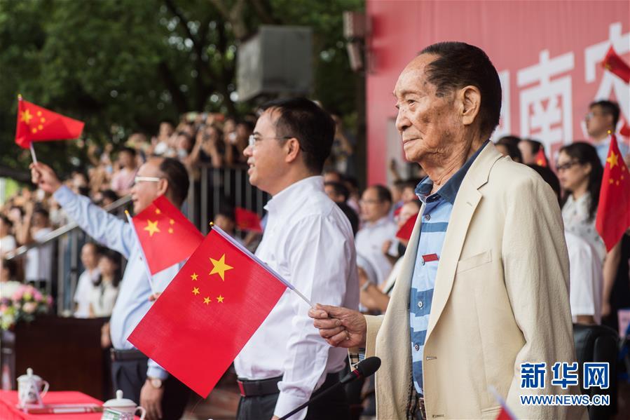 （壮丽70年·奋斗新时代——共和国荣光·图文互动）（3）袁隆平：把对祖国的热忱结成饱满的稻穗