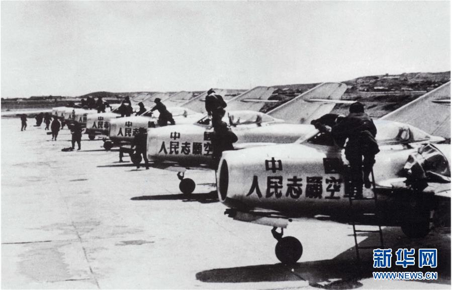 （新華全媒頭條·人民空軍70年·圖文互動）（3）陽光照耀奮飛的航程——黨中央、中央軍委和習(xí)主席關(guān)心人民空軍建設(shè)發(fā)展紀(jì)實(shí)