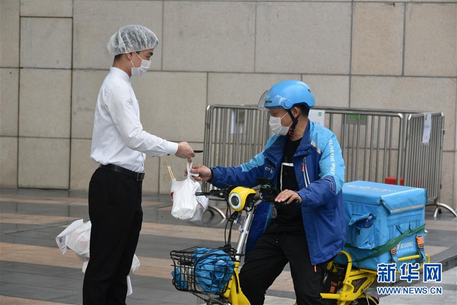 （聚焦复工复产·图文互动）（1）触网接单、开发简餐、直播卖货——餐企换招自救