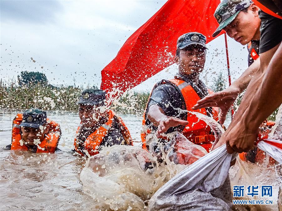 （防汛抗洪·图文互动）（9）洪水不退，子弟兵誓死不退——解放军和武警部队官兵参与洪涝灾害抢险救援记事