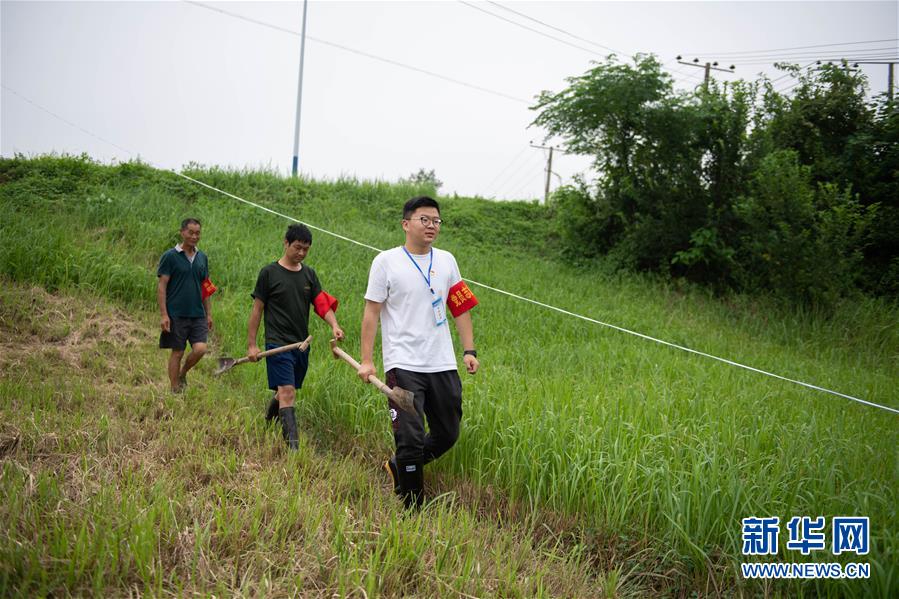 （防汛抗洪·图文互动）（3）在大堤上成长，为人民守护——洪水中的青年“生力军”