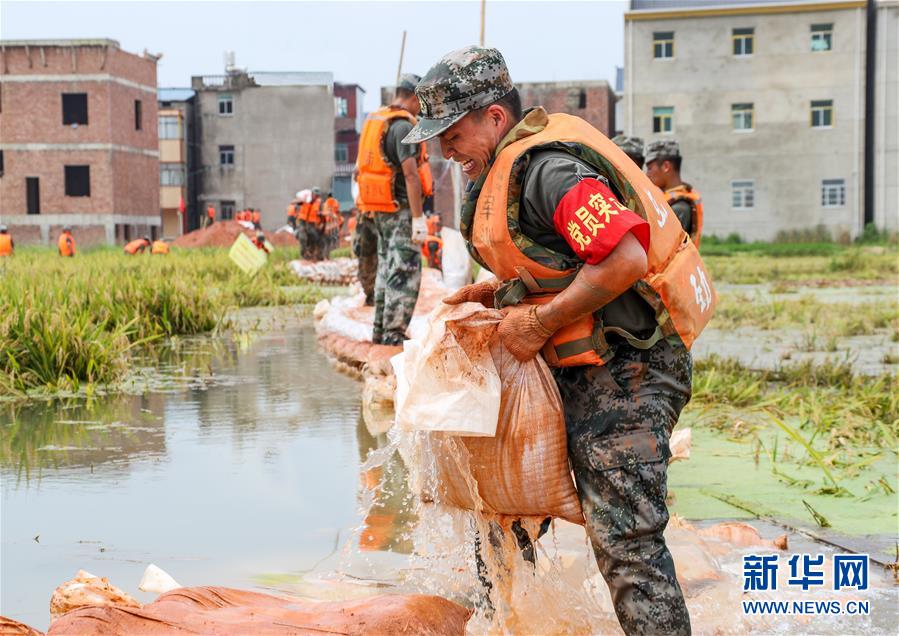 （防汛抗洪·图文互动）（2）解放军和武警抗洪抢险部队各级党组织充分发挥战斗堡垒作用