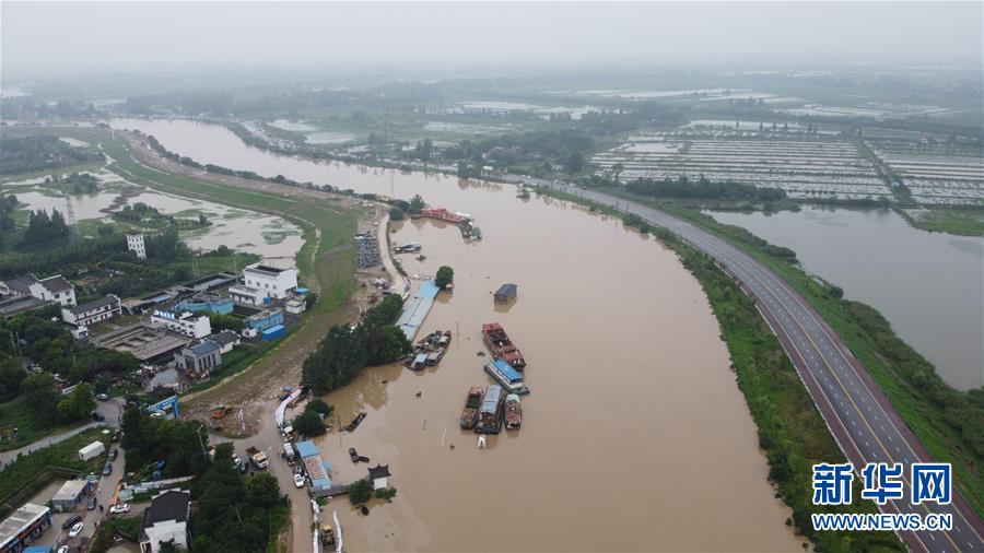 （防汛抗洪·图文互动）（2）洪水来袭，铜锣声在千年古镇的雨夜响起