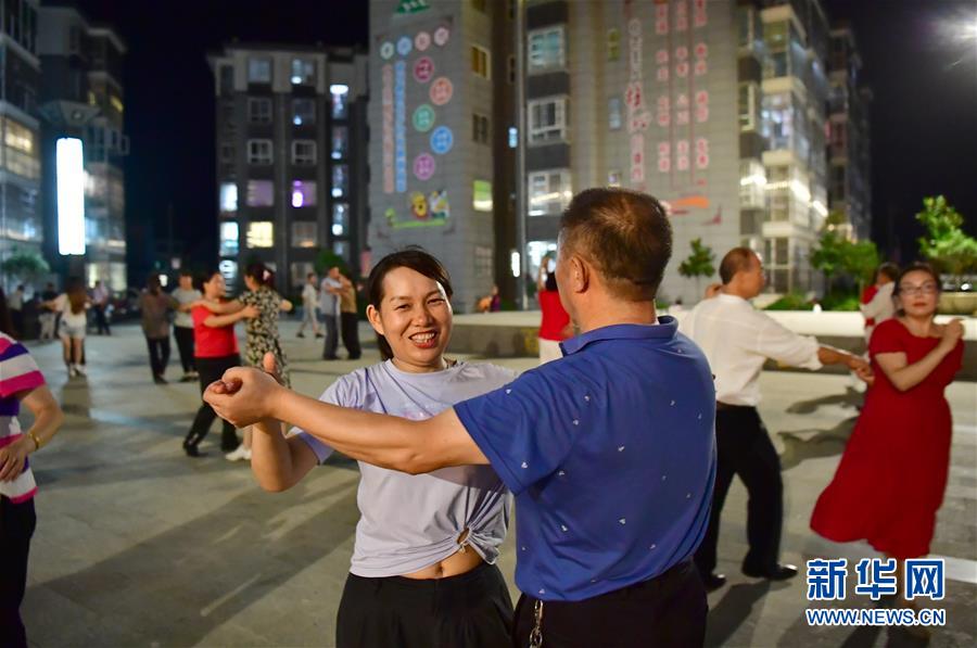 （走向我们的小康生活·图文互动）（3）“楼上过日子，楼下赚票子”——来自陕西安康的易地扶贫搬迁一线观察