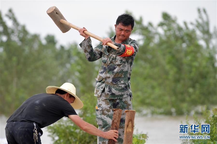 （在习近平新时代中国特色社会主义思想指引下——新时代新作为新篇章·习近平总书记关切事·图文互动）（2）洪峰浪尖，鲜红的党旗高高飘扬——记防汛抗洪一线的共产党员