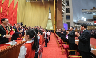 习近平等鼓掌向受表彰人员表示祝贺